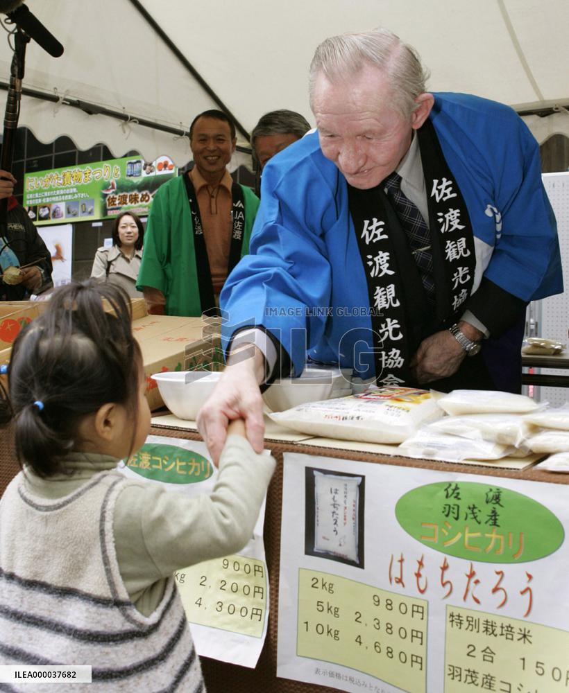 Ex-abductee Soga's husband Jenkins promotes Sado rice