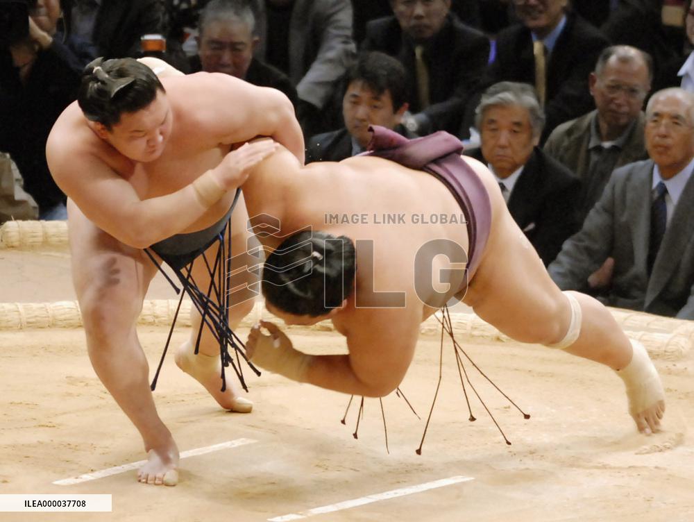 Hakuho tosses aside Miyabiyama on 3rd day of Kyushu sumo