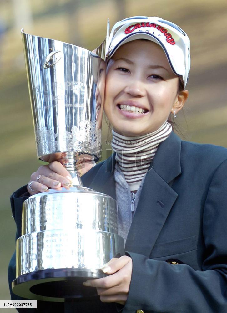 Ueda clinches money title with Daio Paper Elleair title