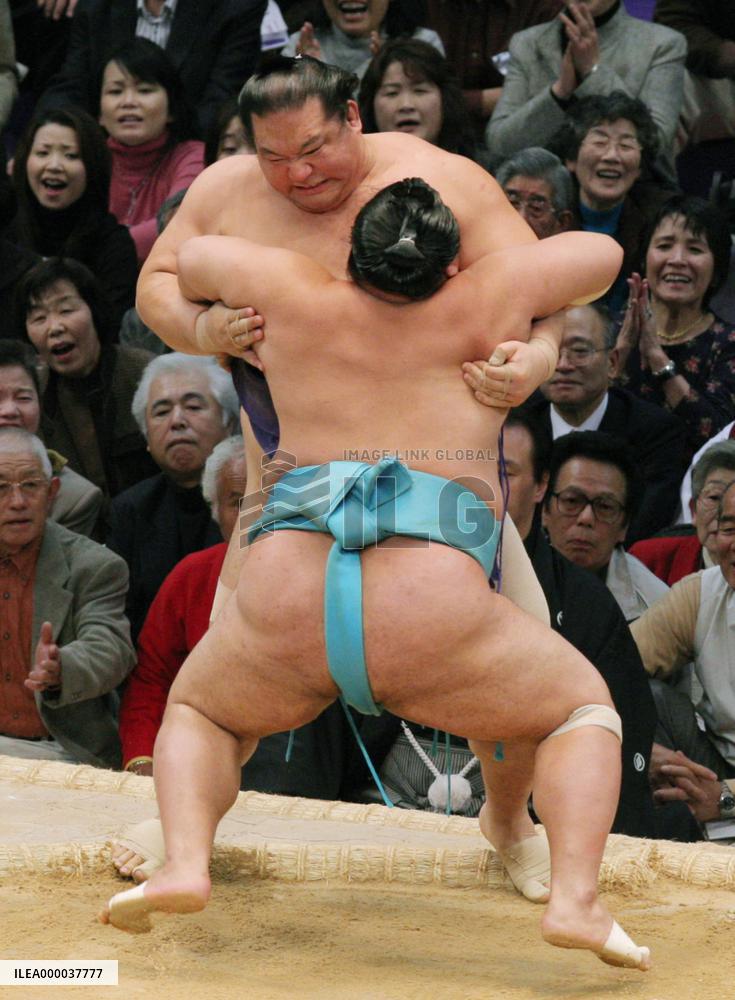 Kaio falls to 5th defeat at Kyushu sumo