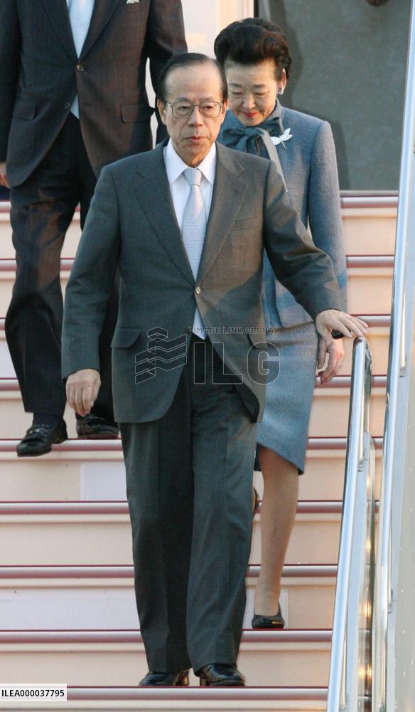 Fukuda arrives home after Asia-Pacific summit in Singapore