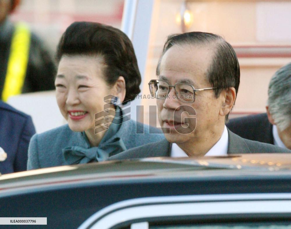 Fukuda arrives home after Asia-Pacific summit in Singapore