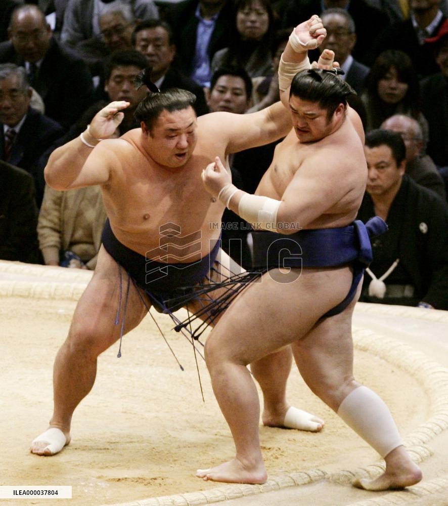 Hakuho tied for lead with Chiyo, Baruto in Kyushu
