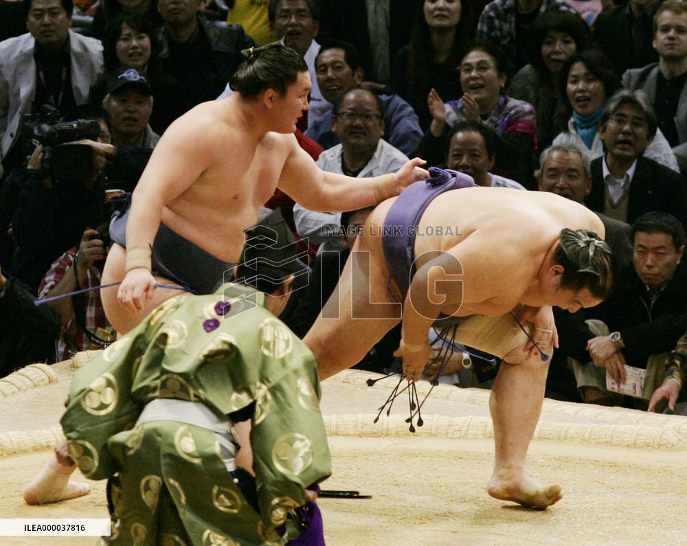 Hakuho, Chiyo share lead with 2 days left at Kyushu meet