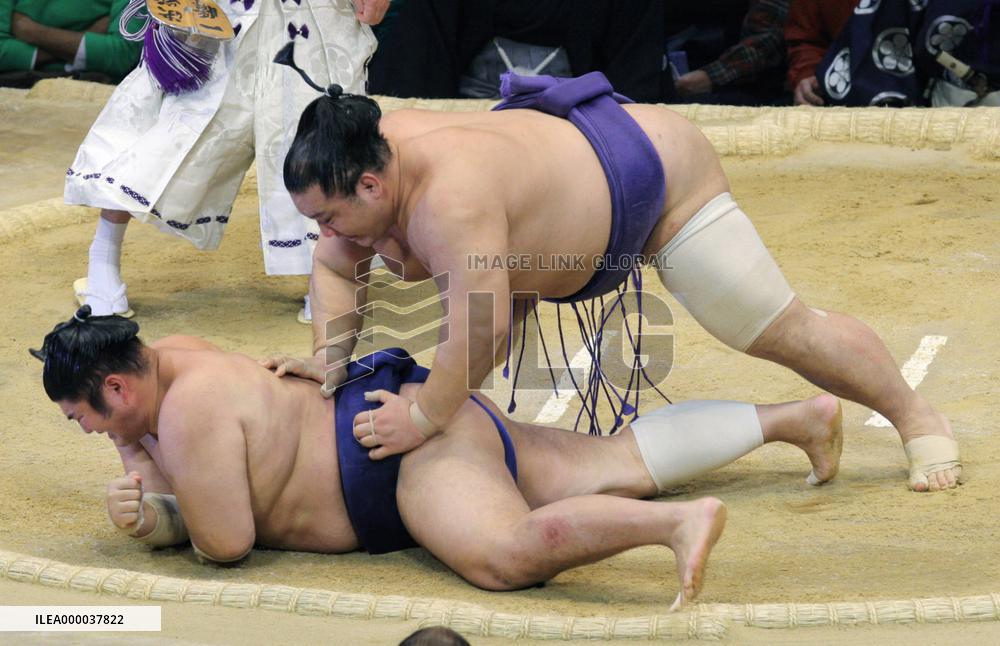 Kaio escapes demotion at Kyushu sumo