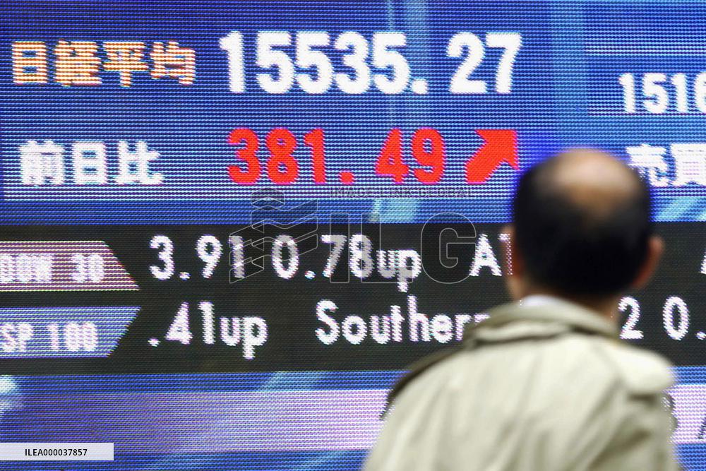 Tokyo stocks rise over 2% in morning, led by financial issues