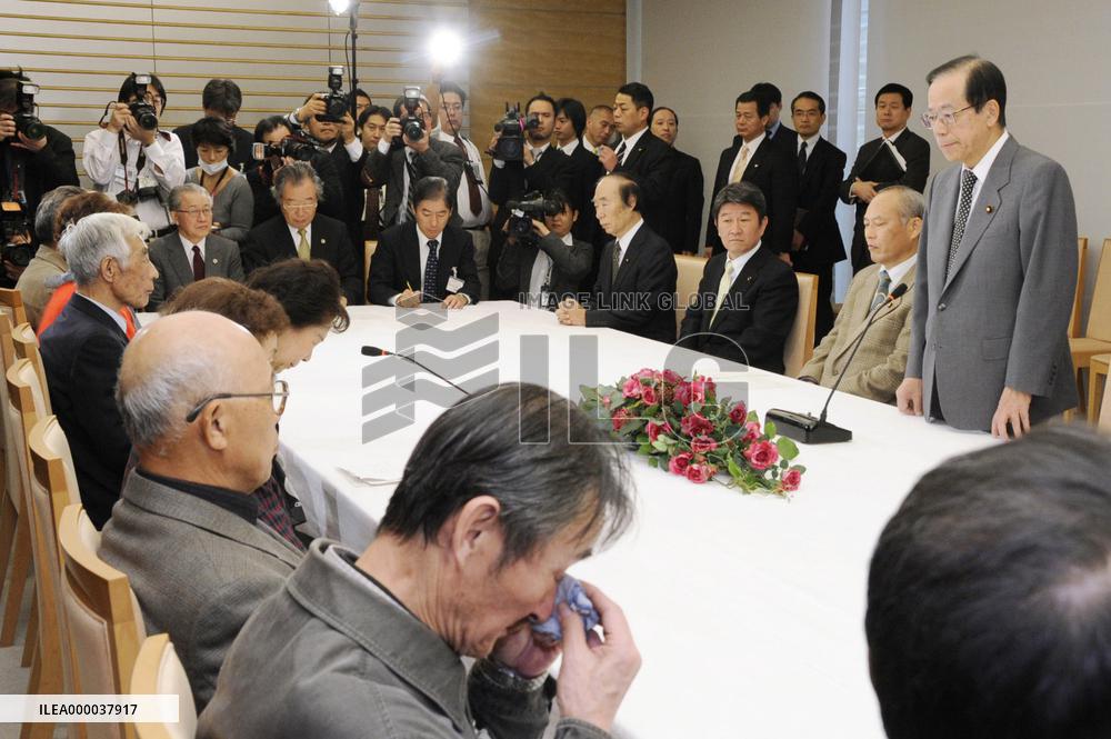 Fukuda apologizes to Japanese war orphans from China, 1st by PM