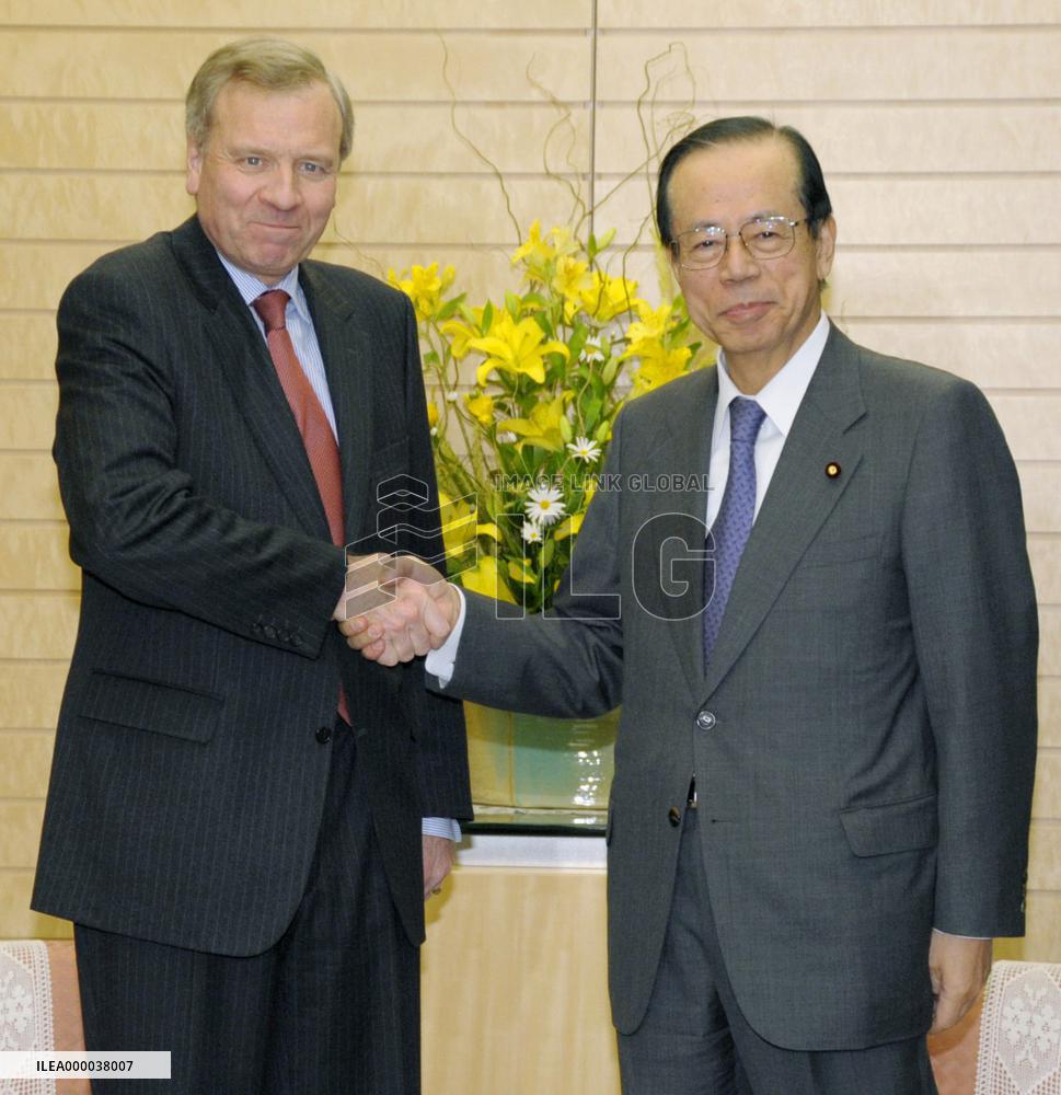 NATO chief talks with Prime Minister Fukuda