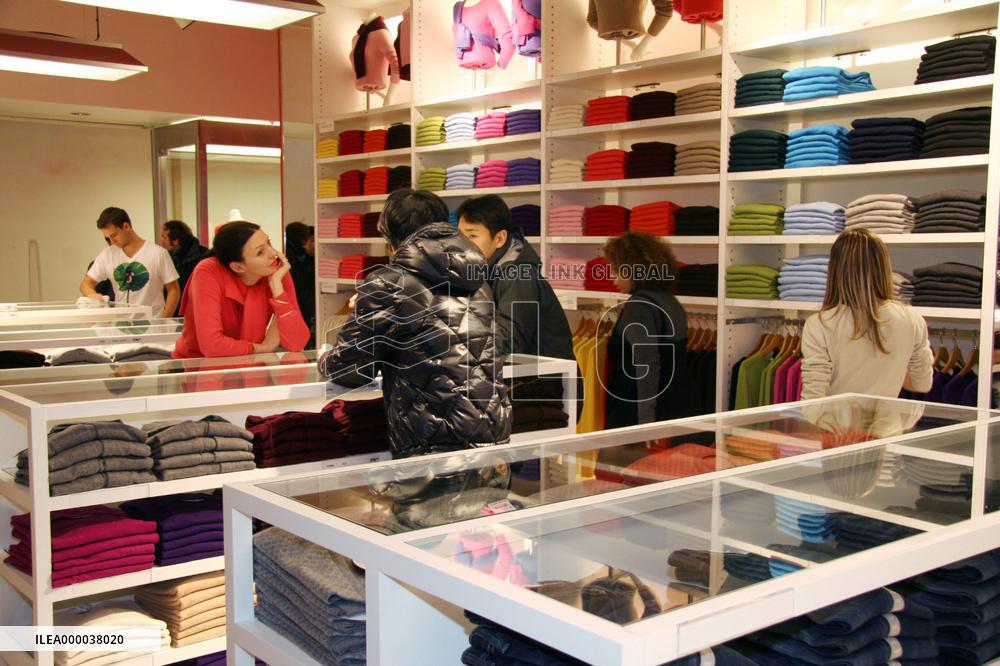 Uniqlo opens outlet on Paris outskirts