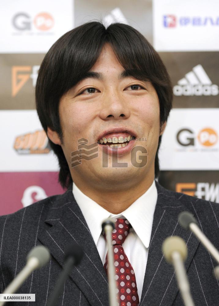 Uehara re-signs for 400 mil. yen salary