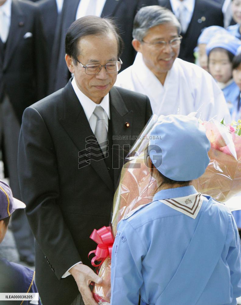 Fukuda visits Ise Jingu shrine