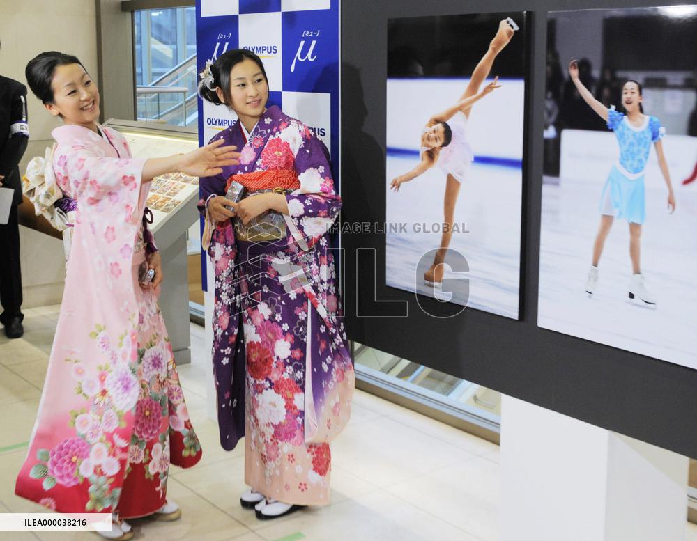 Asada sisters meet press for photo exhibition