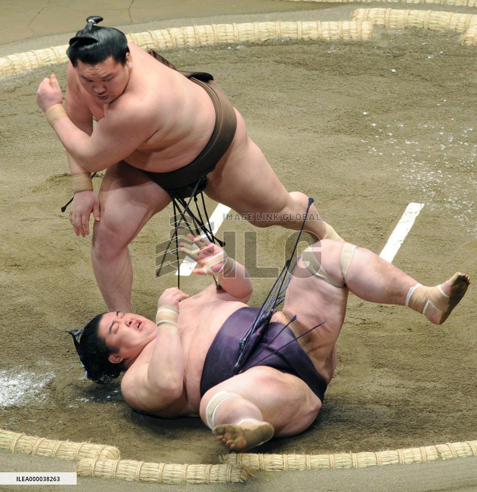 Mongolian yokozuna Hakuho beats komusubi Dejima