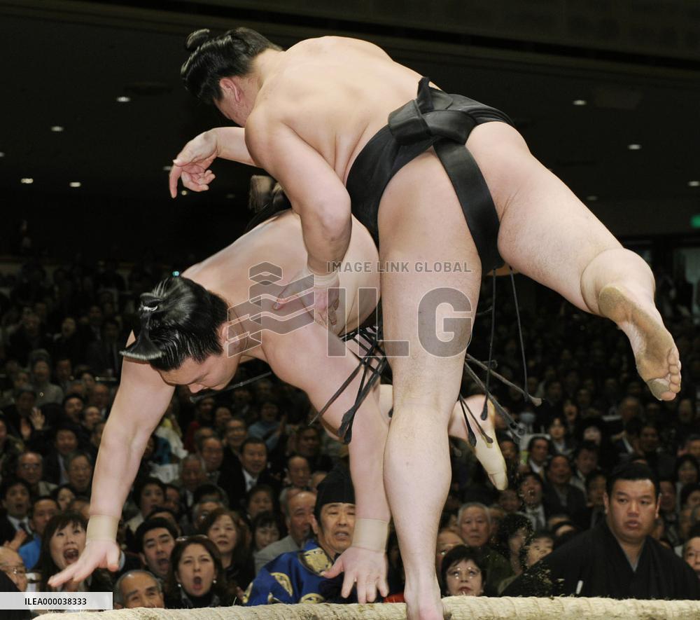 Hakuho stunned to share lead with Asa at New Year sumo