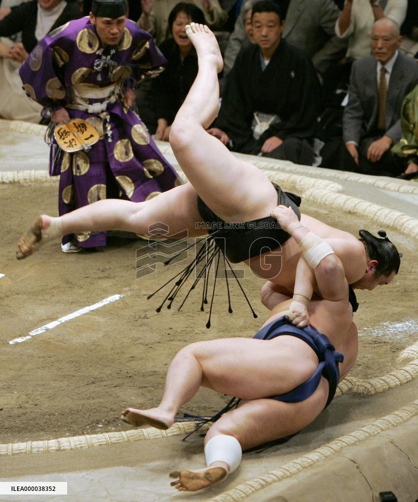 Asashoryu, Hakuho moving toward inevitable battle