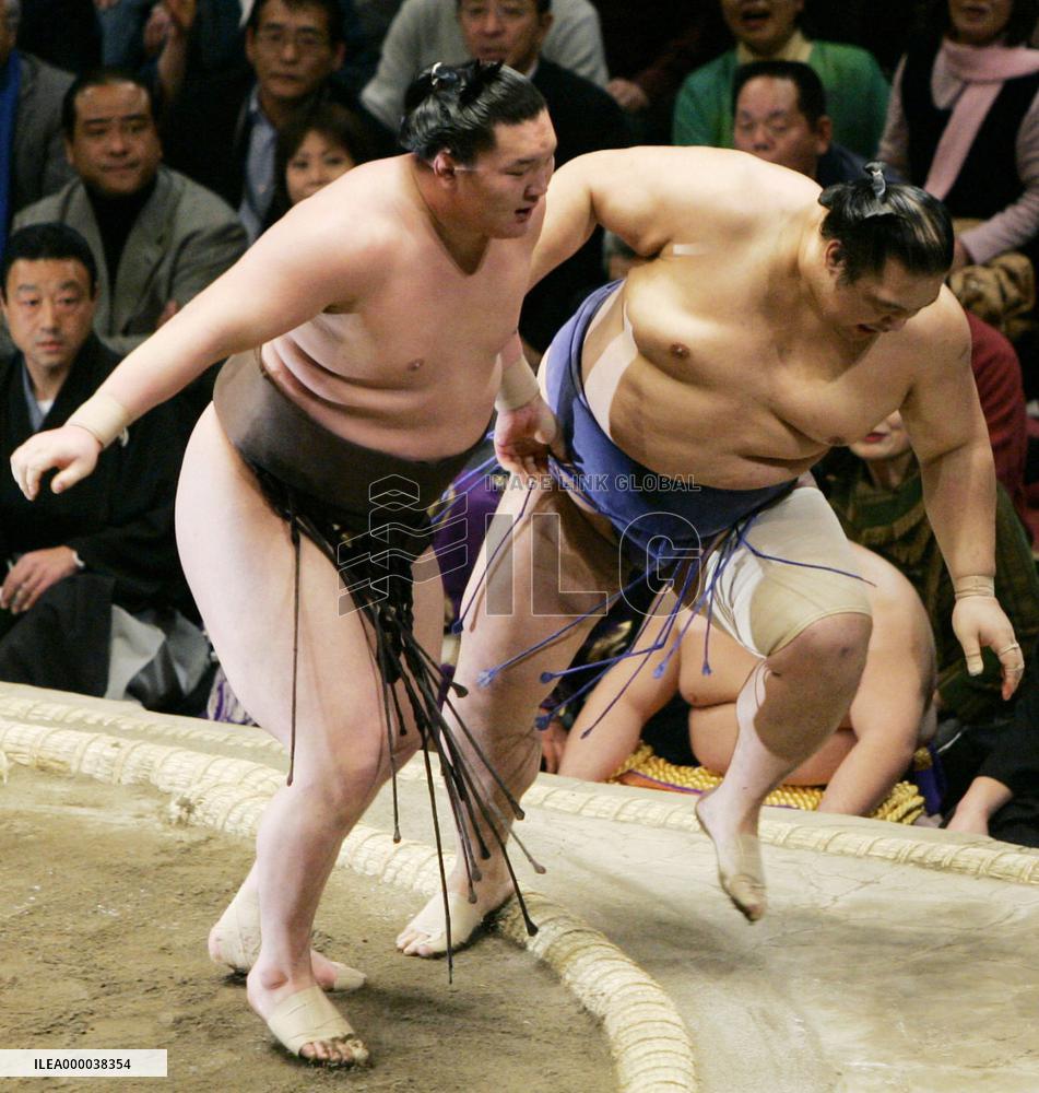 Asashoryu, Hakuho moving toward inevitable battle