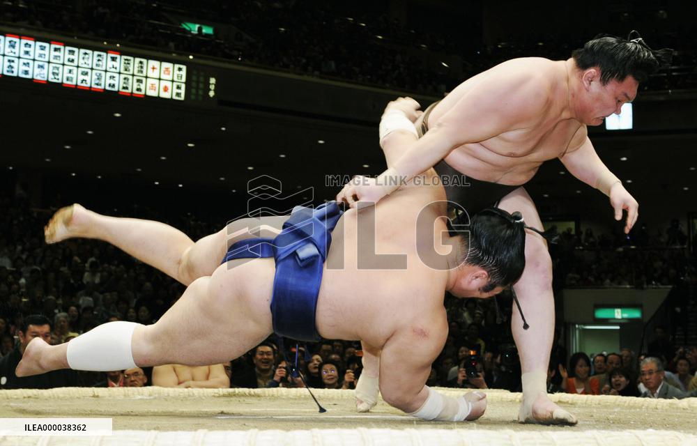 Asashoryu, Hakuho to meet in final-day rumble