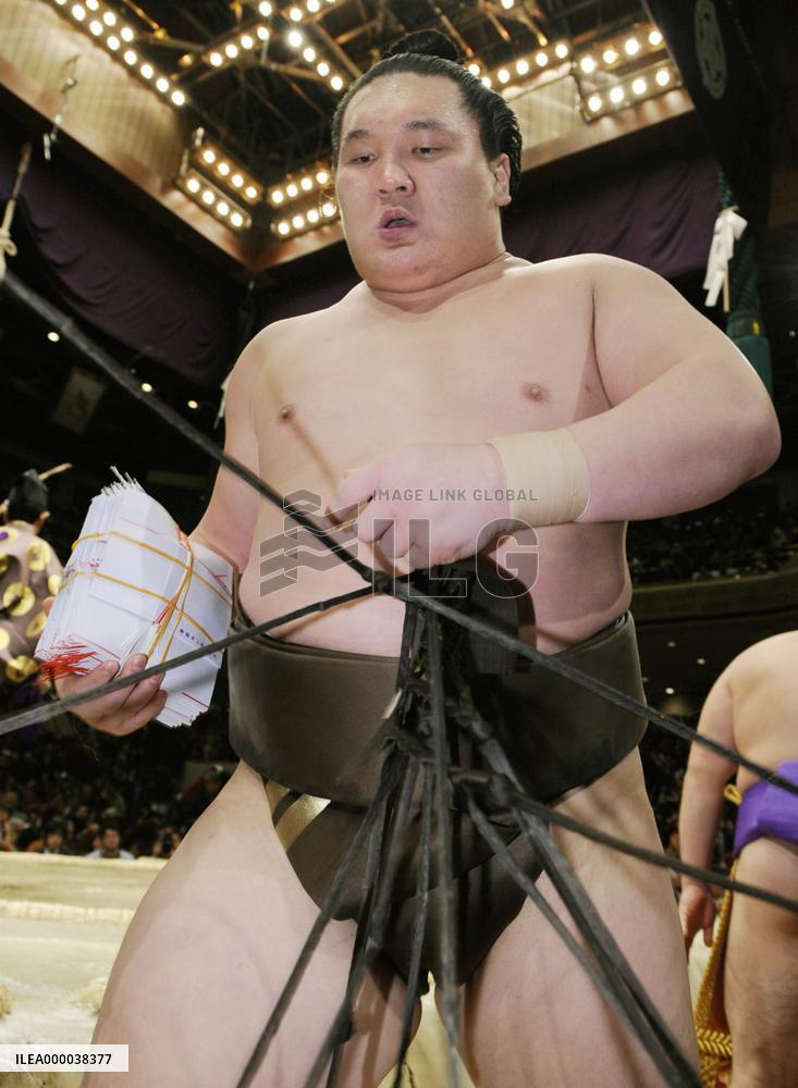Hakuho downs Asashoryu to win New Year sumo
