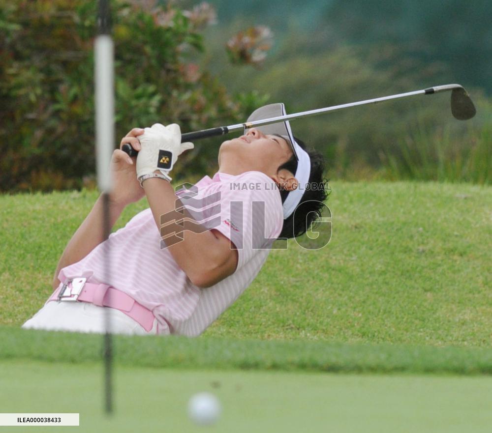 Japanese teenager Ishikawa makes pro debut on losing note