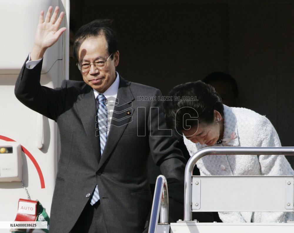 Fukuda leaves for S. Korea for Lee's presidential inauguration