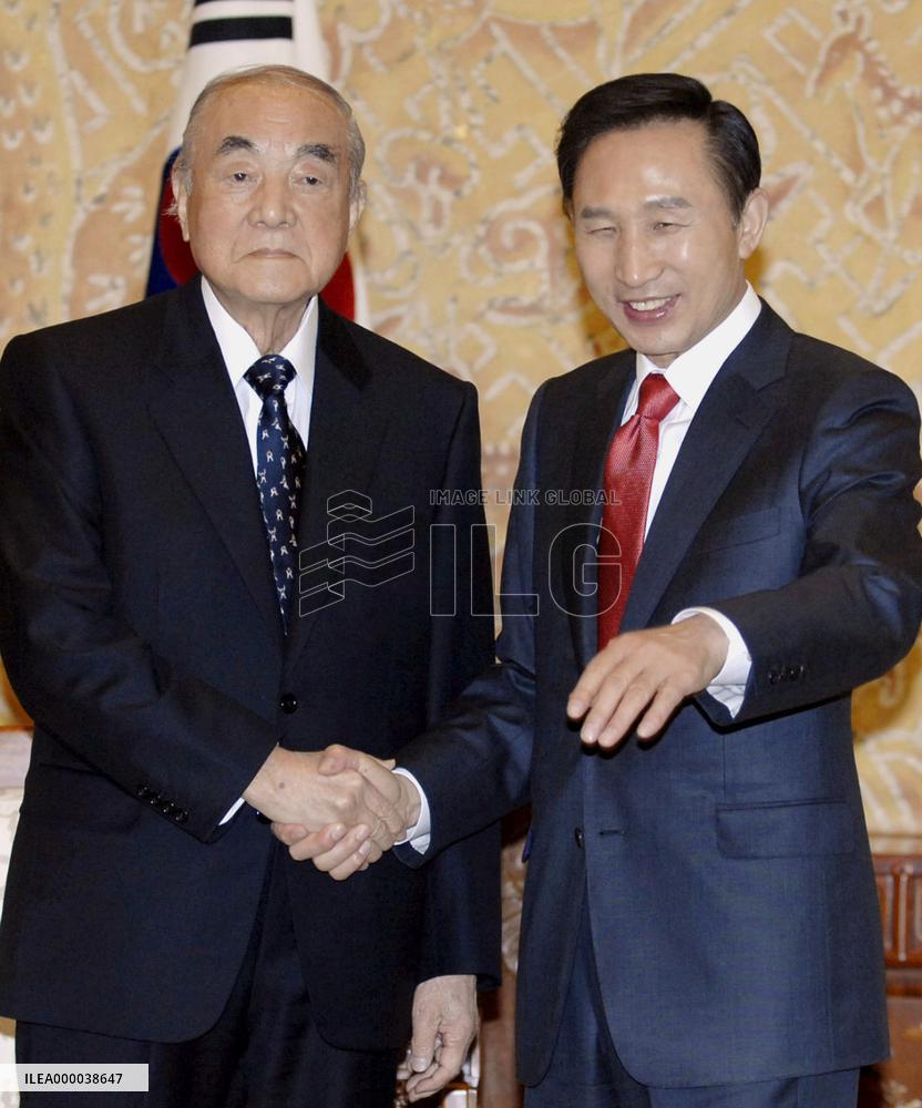 S. Korea's Lee agrees to summit among S. Korea, Japan, China