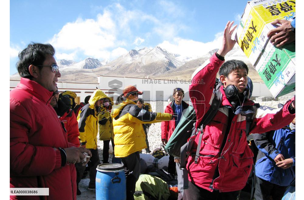 Climbers train to take Olympic flame to Mt. Everest summit