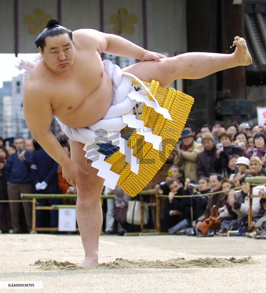 Asashoryu performs ring ritual at Osaka shrine