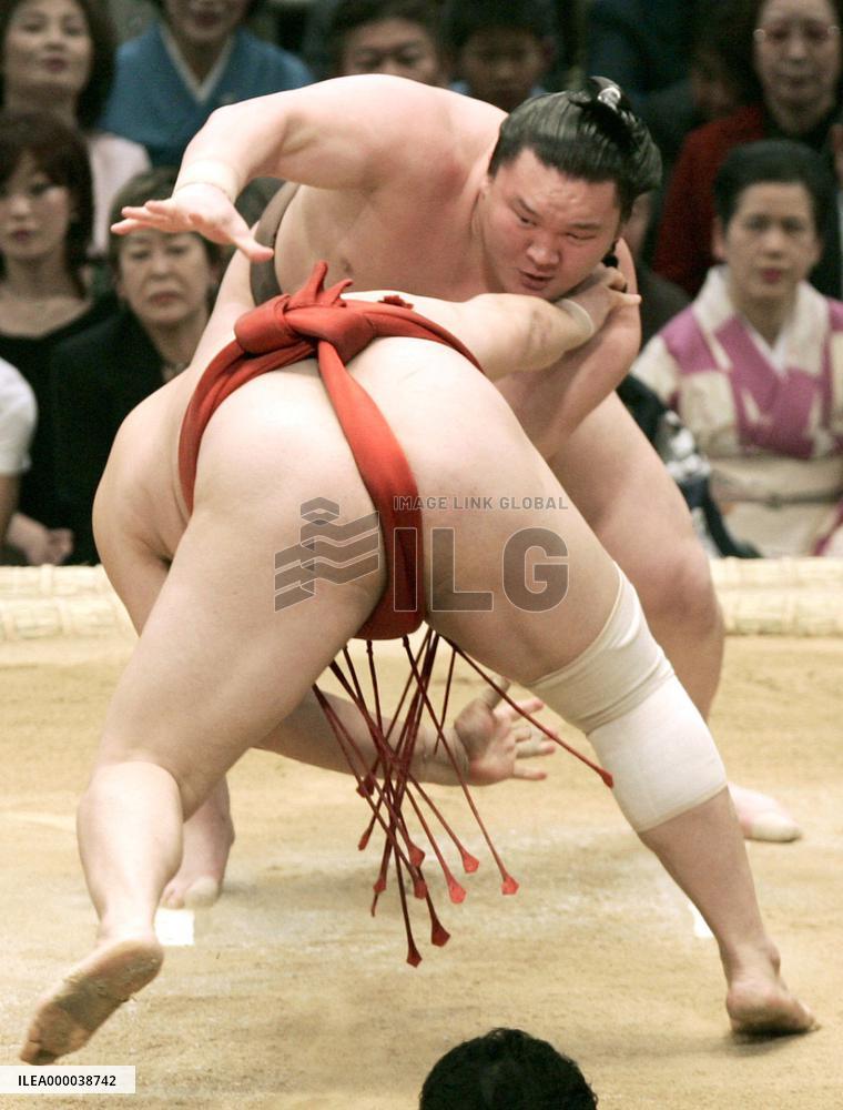 Hakuho improves to 2-0 at spring sumo