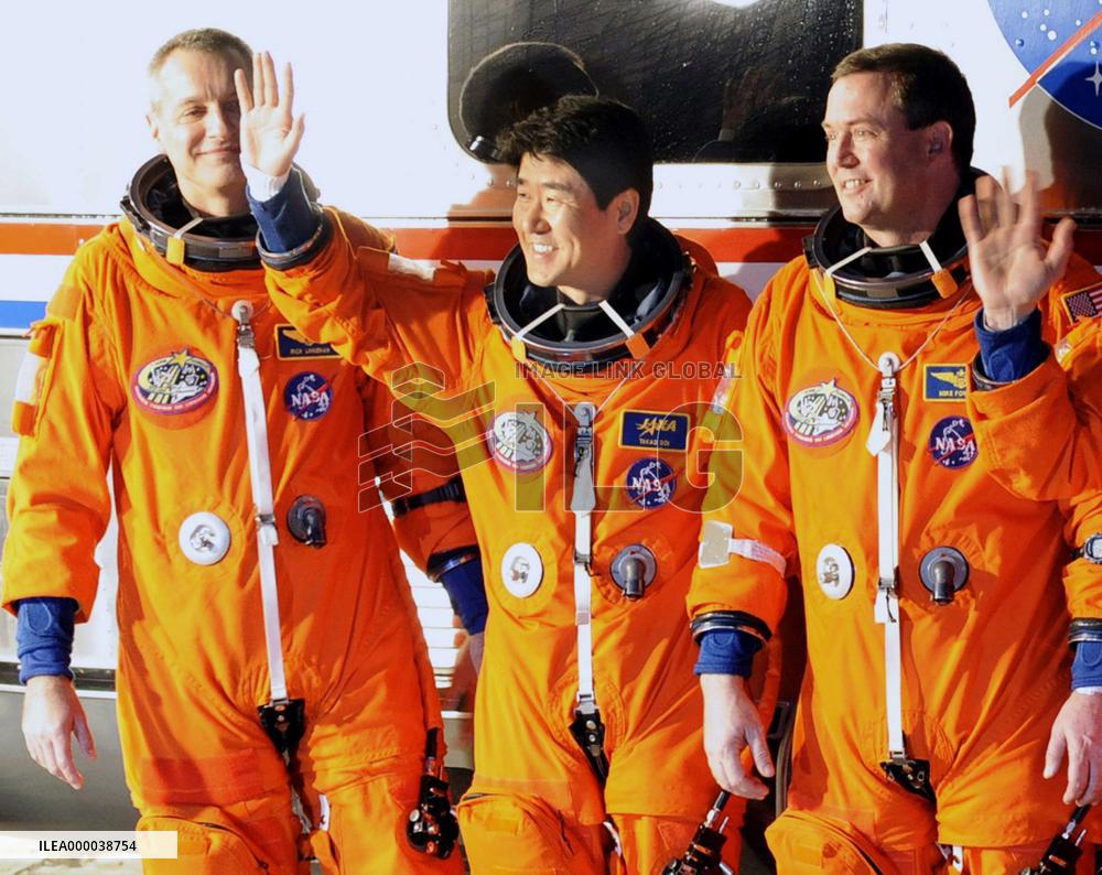 Endeavour crew heads to shuttle orbiter to await liftoff