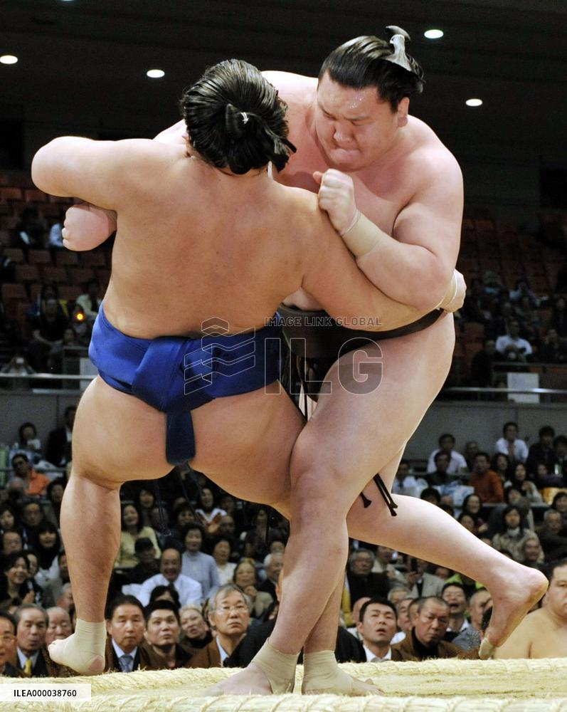 Birthday boy Hakuho stays perfect at spring sumo