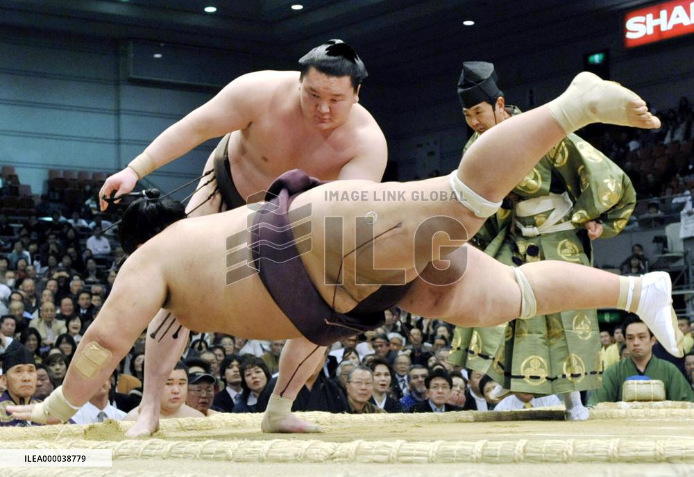 Grand champion Hakuho rebounds from defeat