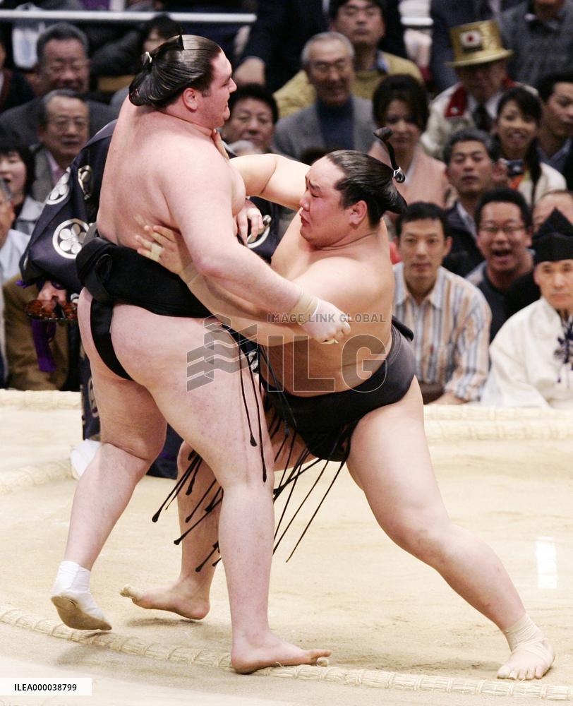 Asashoryu take solo lead, Hakuho chasing at spring sumo