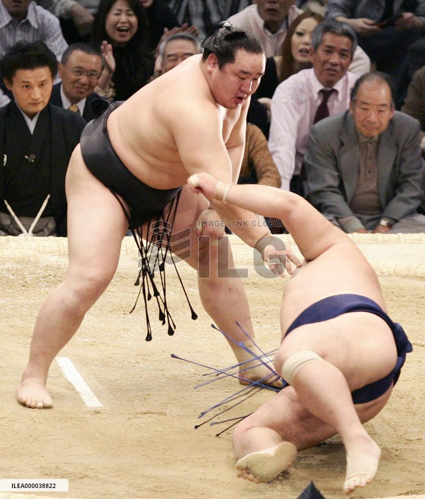 Asashoryu slams Chiyotaikai to stay perfect