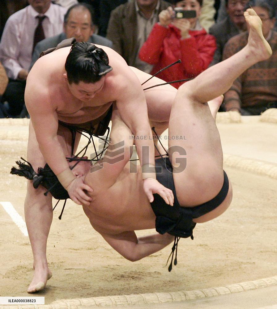 Mongolian grand champion Hakuho defeats countryman Ama