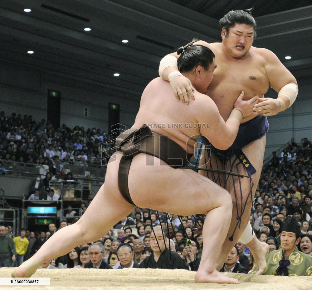 Asashoryu, Hakuho set for showdown at spring sumo