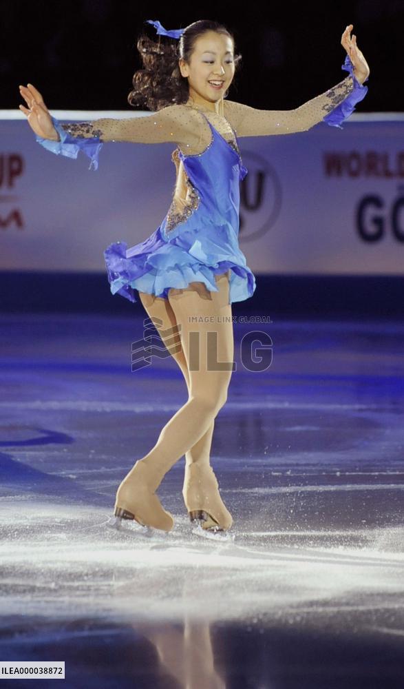 Asada performs at world figure skating exhibition