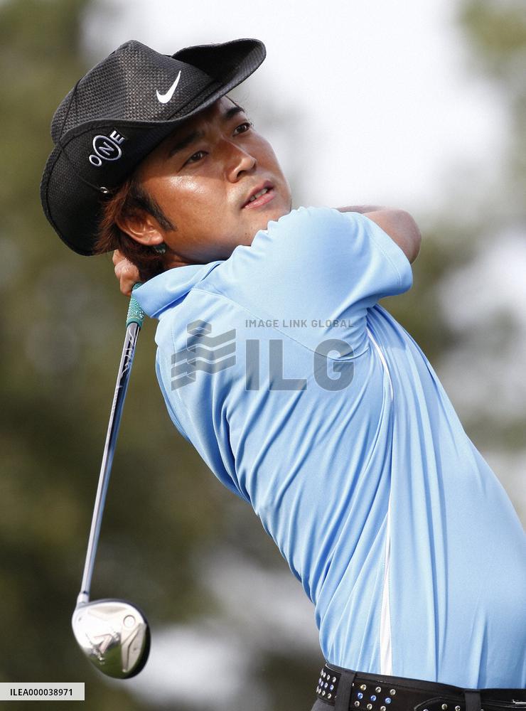 Katayama hits tee shot during 1st round of Masters tournament