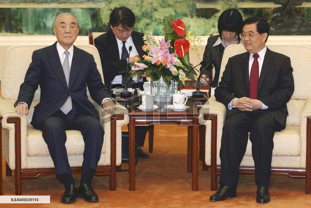 Hu Jintao meets with ex-Japanese Prime Minister Nakasone