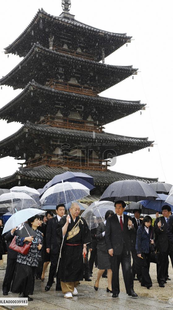 China's Hu visits Nara on last leg of official visit to Japan