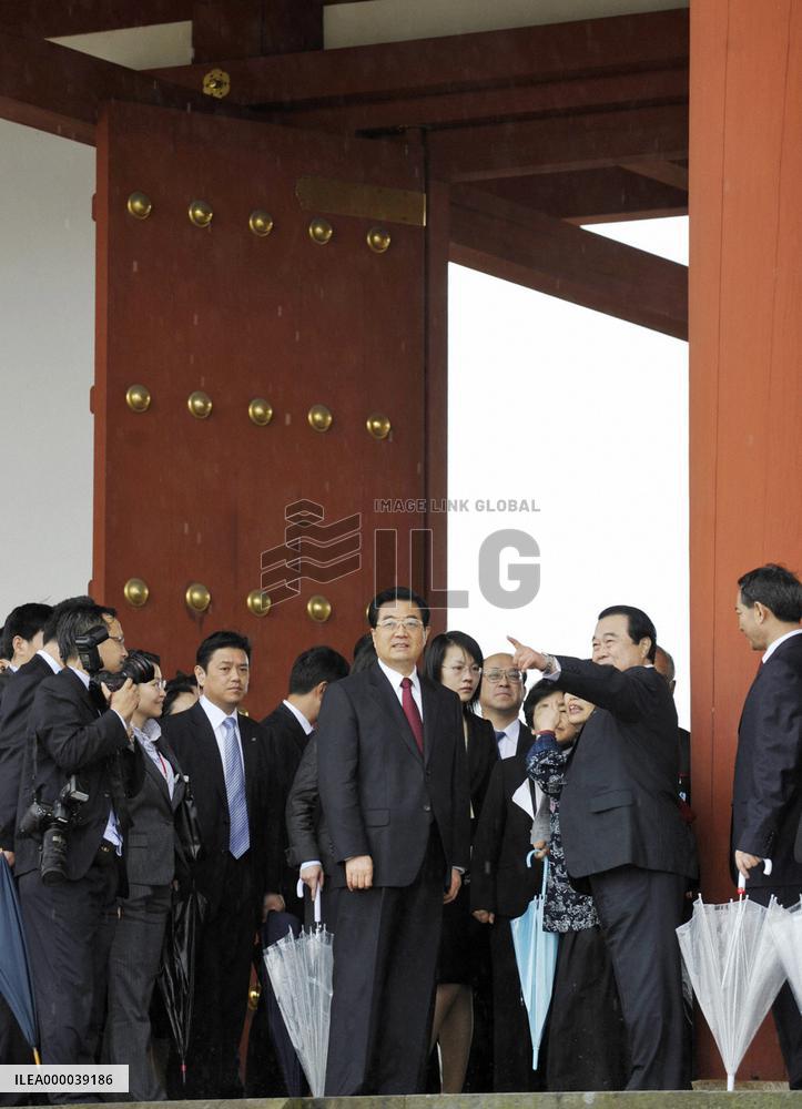 China's Hu visits Nara on last leg of official visit to Japan