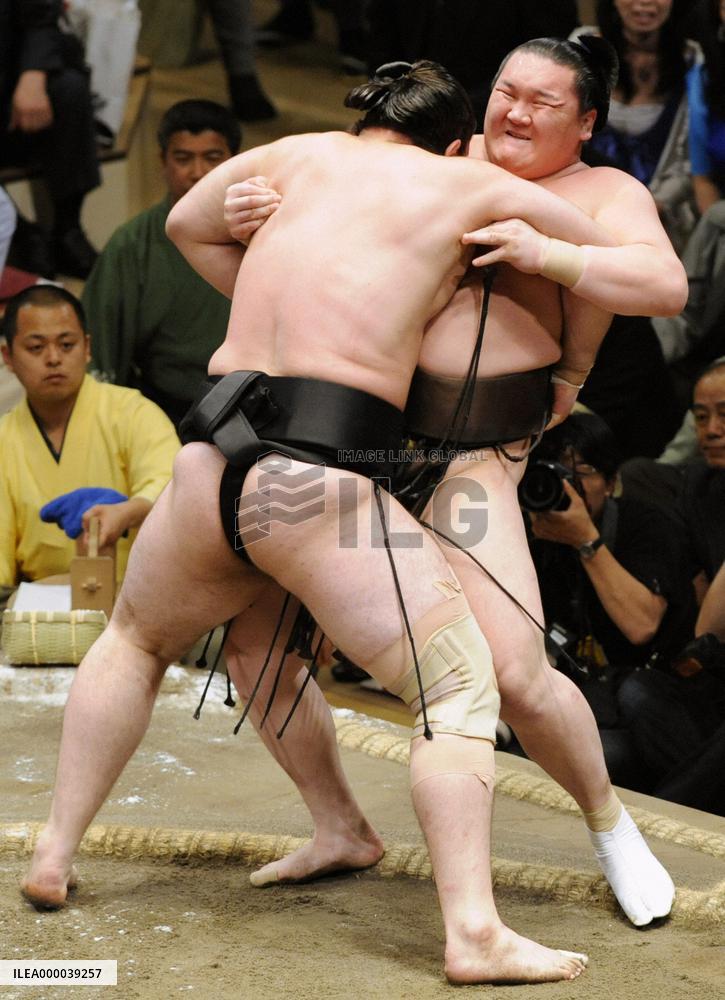 Kotooshu downs Hakuho to maintain lead at summer sumo
