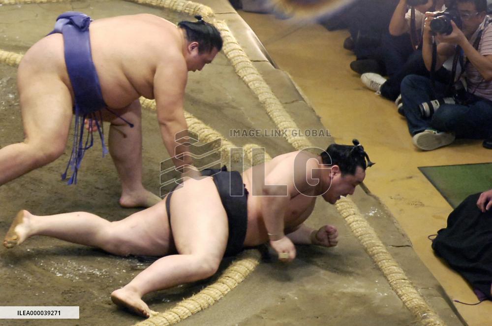 Mongolian yokozuna Asashoryu beaten by Kaio at summer sumo