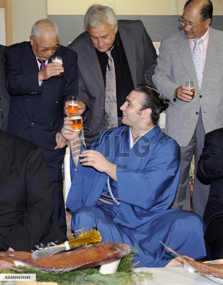 Kotooshu celebrates with father after clinching Emperor's Cup