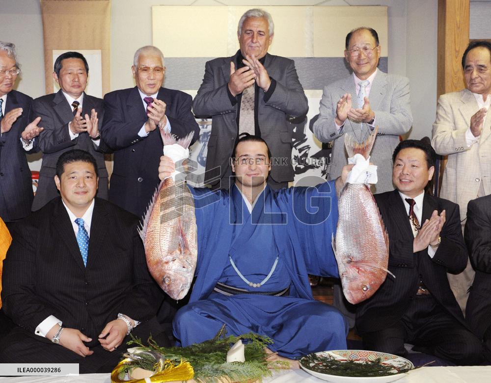 Kotooshu celebrates after clinching Emperor's Cup