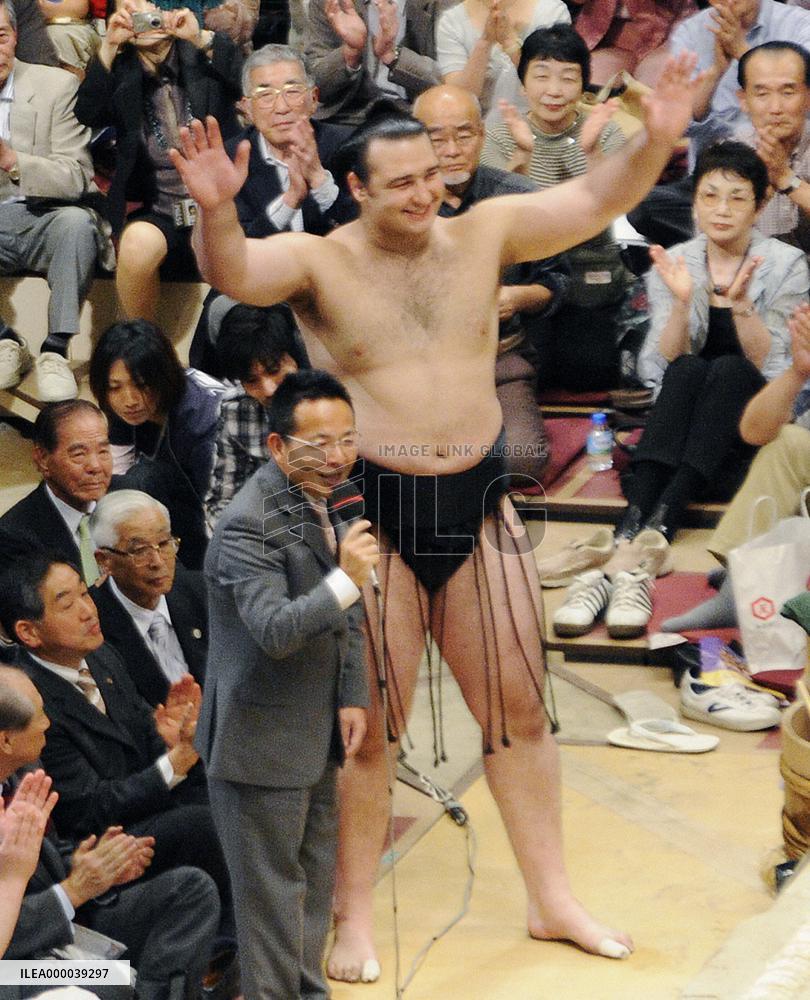 Kotooshu wins 1st Emperor's Cup with 14-1 record at summer sumo