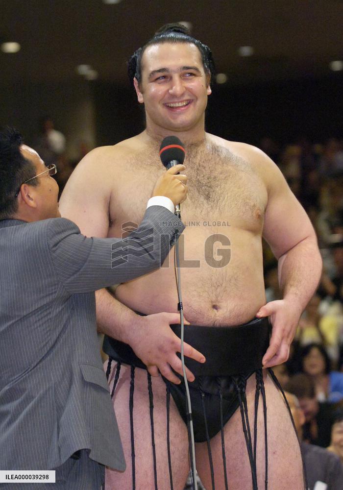 Kotooshu wins 1st Emperor's Cup with 14-1 record at summer sumo