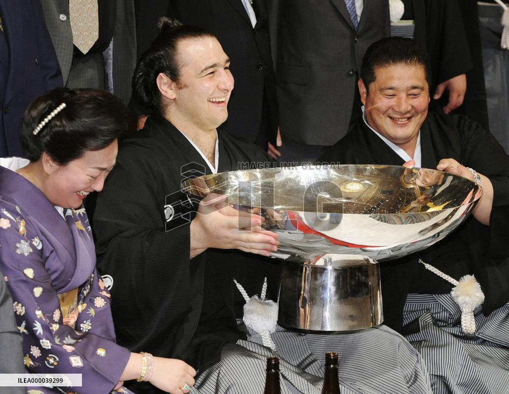Kotooshu wins 1st Emperor's Cup with 14-1 record at summer sumo