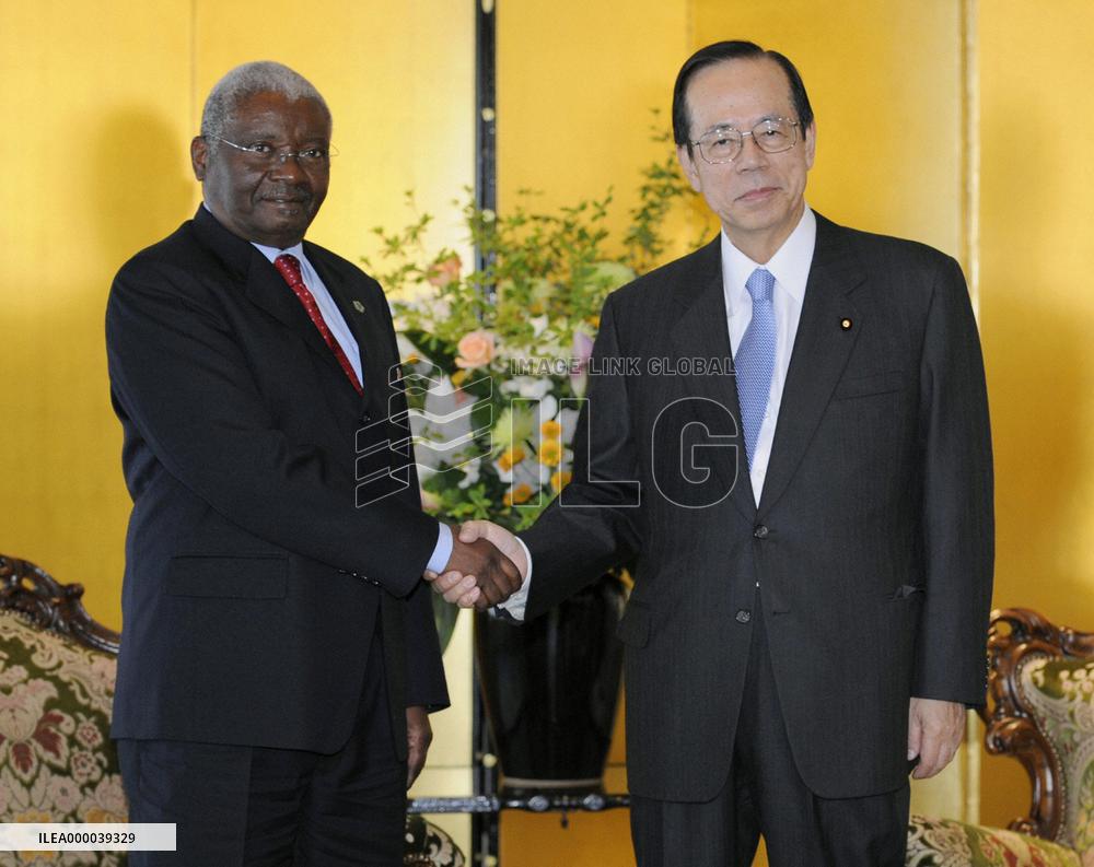 Fukuda talks with Mozambique's President Guebuza