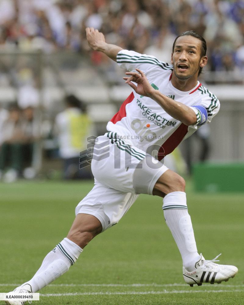 Nakata's 11 draw with World Stars in charity match