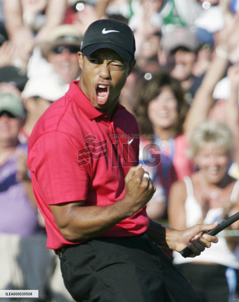 Woods advances to playoff after dramatic birdie